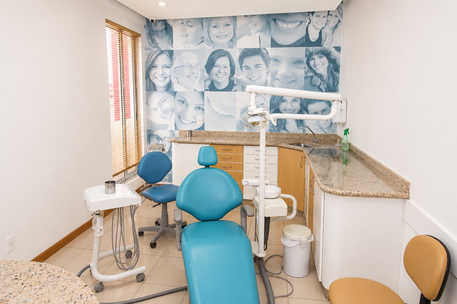 Consultório com painel de sorrisos